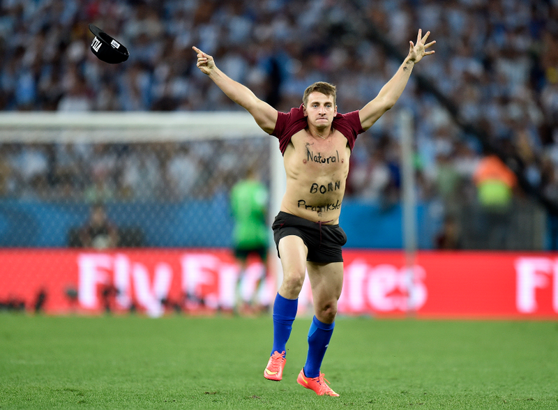 Illustration for article titled Idiot Invades Pitch At World Cup Final, Draws LeBron's Attention